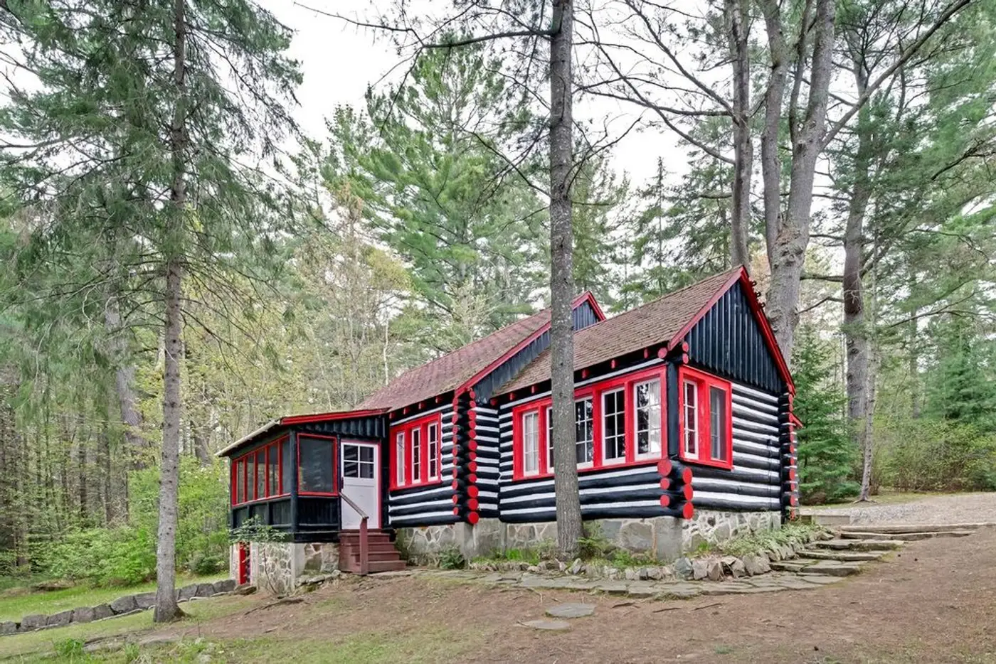 Front view of Crowe Cottage at Killarney Lodge in Algonquin Park