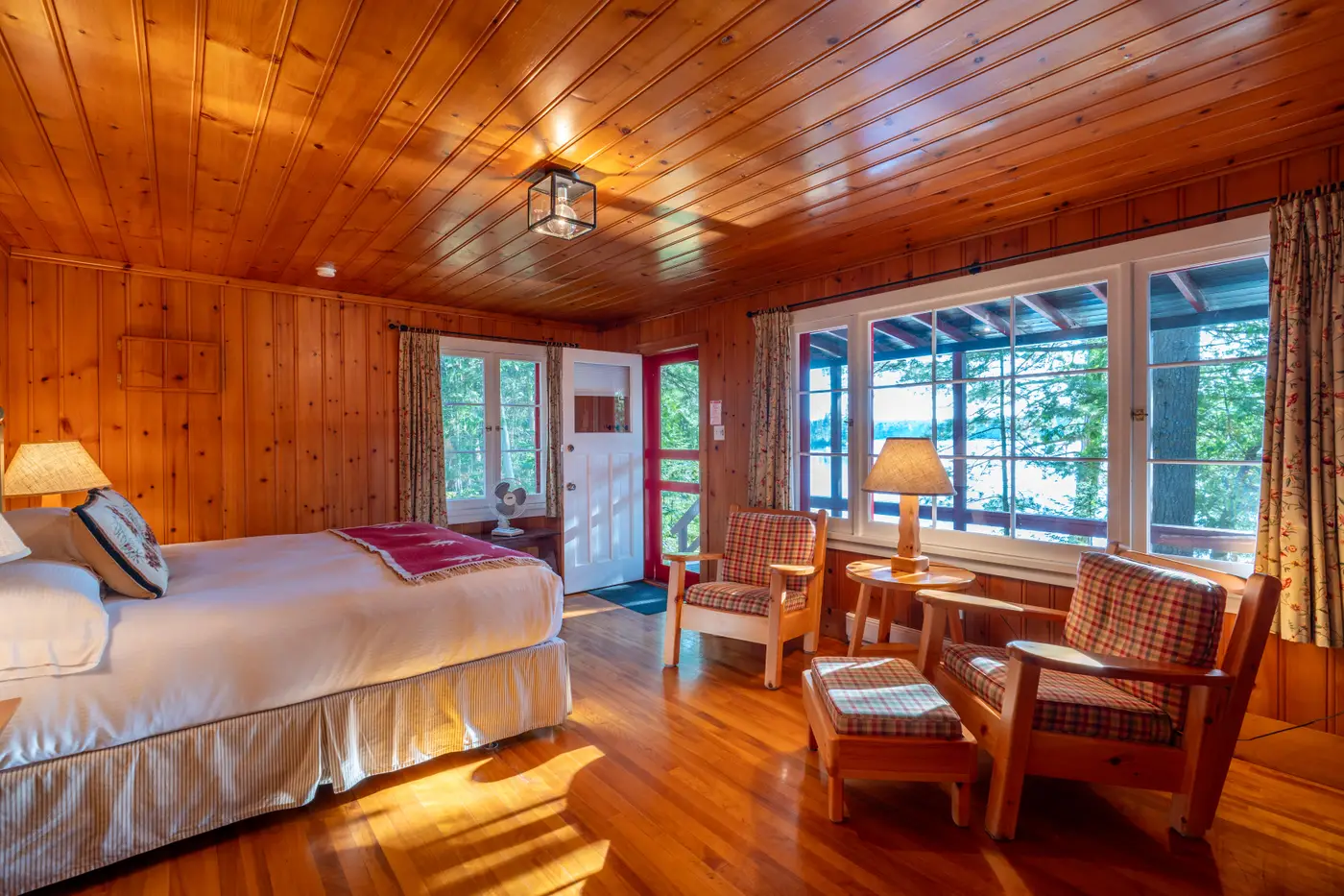 One bedroom cabin facing the lake.