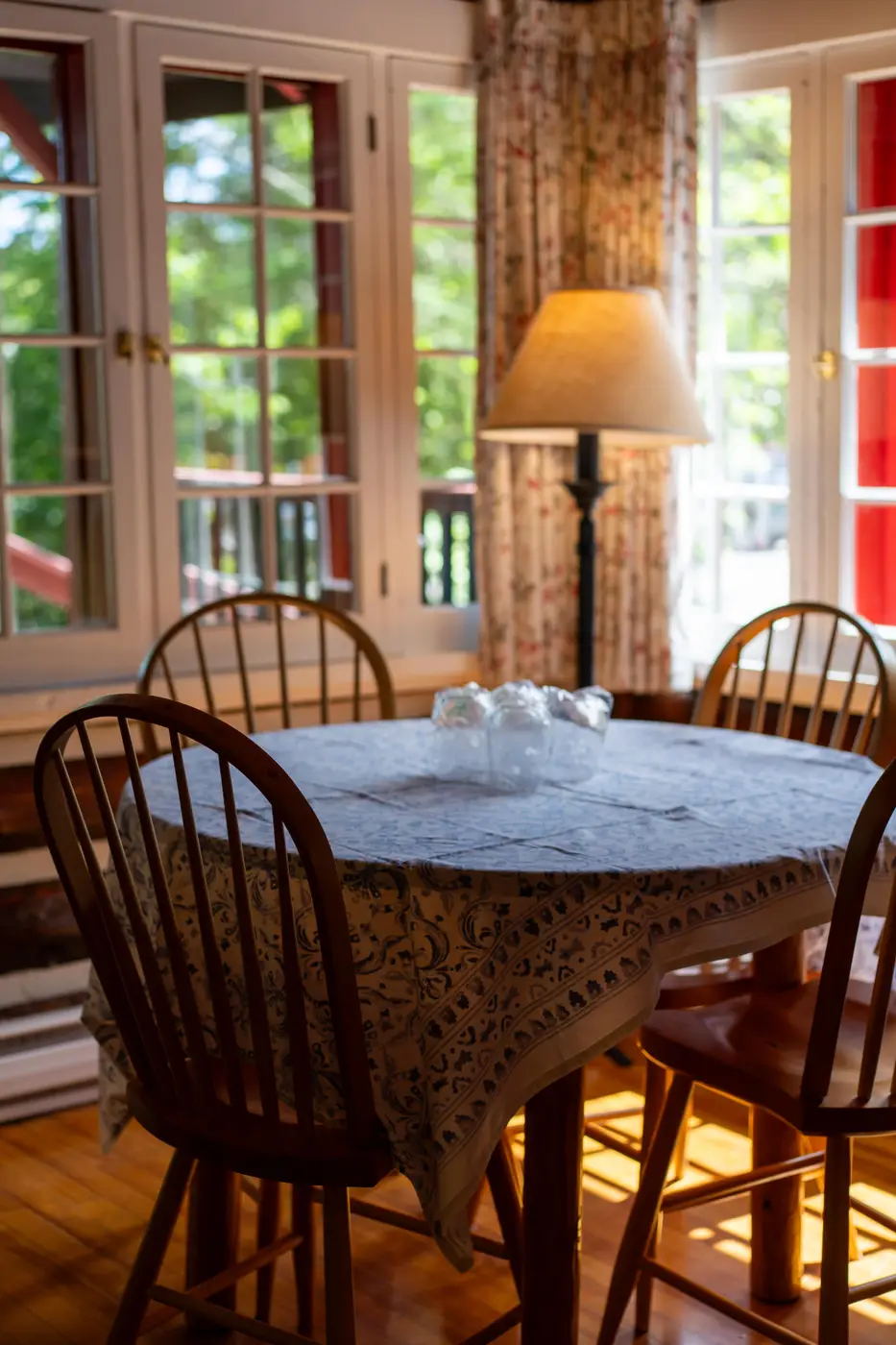 Cabin dining at Killarney Lodge in Algonquin Park.