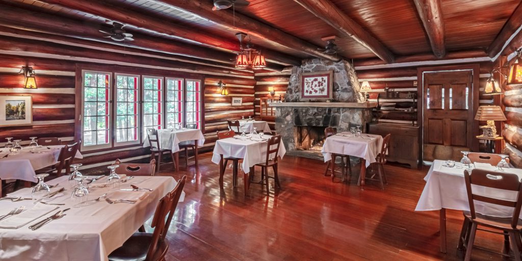 spacious log dining room at Killarney Lodge